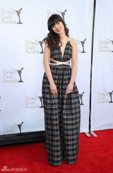 高清组图：佐伊-丹斯切尔性感格纹礼服低胸露背