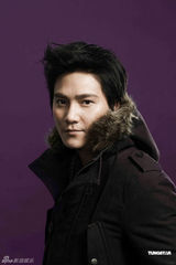 幻灯图：丁子峻做慈善毫不懈怠 亲力亲为成艺人标榜