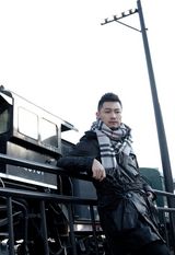 组图：张洪睿金属迷情写真 引领冬日混搭潮流