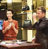 组图：李冰冰亮相慈善夜 认购泰迪熊支持教育