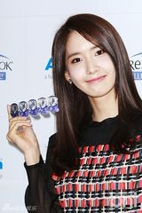 组图：少时允儿代言眼镜 捂嘴甜笑婀娜迷人