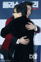 组图：成龙韩国宣传《警察故事》 始源义气助阵