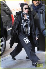 组图：麦当娜携小男友与孩子赴教会 粉耳帽卖萌