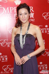 组图：钟嘉欣承认收入有进步坦言望买千万楼盘