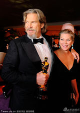 高清组图：影帝杰夫-布里吉斯和妻子大秀恩爱 