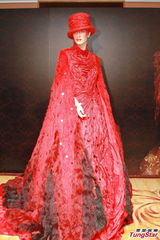 组图：梅艳芳冥寿歌迷聚会 珍贵演出服展出