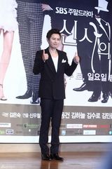 高清组图：张东健金荷娜亮相《绅士的品格》发布会