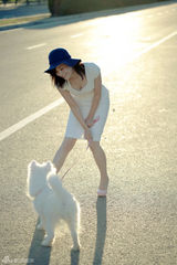 组图：张檬时尚街拍甜美 玩心大发爱犬入镜