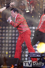 组图：鸟叔PSY韩国开唱 穿喇叭裤起舞大汗淋漓