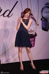 组图：王心凌为品牌站台 露事业线秀女人味