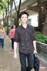 杜丽莎被告拖欠工资 其夫到庭应讯双方未达成和解