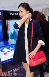 组图：韩星尹真怡白连衣裙粉红包包打造潮味