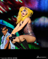 幻灯图集：Lady Gaga芝加哥开唱 经典装扮登场