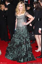 组图：第69届金球奖红毯麦当娜性感爆乳装亮相