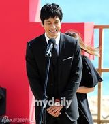 组图：河正宇金孝珍出席电影节观众对话活动