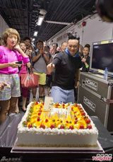 组图：陈奕迅红馆度生日 吹不灭蜡烛笑翻天