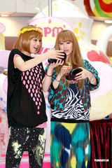 幻灯图：组合Puffy嘻哈装扮出场 大爱港式菠萝包