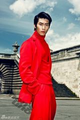 组图：窦骁盛装牵手men’s uno 巴黎拍摄华丽写真 