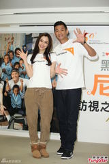 组图：范玮琪陈建州夫妻做慈善 打情骂俏晒甜蜜