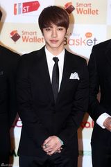 高清组图：韩团2NE1Beast等亮相Melon音乐颁奖礼