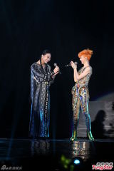 组图：孙燕姿橙发亮眼披黄金甲 许美静助阵