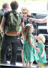 组图：妮可基德曼黑超遮面 穿印花裙带爱女度假