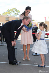 组图：威廉夫妇访澳洲 凯特王妃大玩DJ显亲民