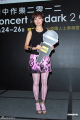 组图：容祖儿自称喜欢挑战 默默承受外界传言