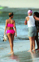 幻灯图集：蕾哈娜巴巴多斯度假 呼朋唤友大秀身材