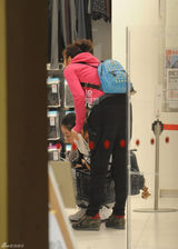 组图：张雨绮与友逛商场 精挑细选露主妇范儿