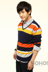 高清图：李炜拍摄时尚大片 靓丽色彩展暖男气息