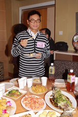 组图：郭晋安等片场吃冬至饭 廖碧儿拒回应感情事