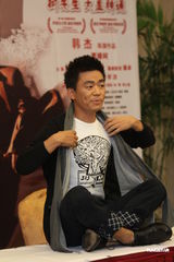 组图：王宝强宣传新片何洁帮按摩 扮大仙预测票房