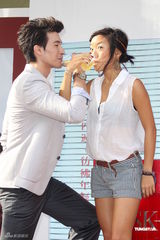 组图：锦荣谈嫩模顾左右而言他 暗示jolin眼睛漂亮