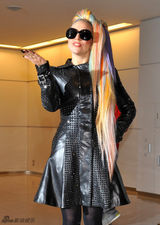 组图：Lady Gaga彩色秀发亮相日本 皮衣高跟很抢镜
