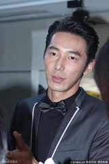 组图：李李仁金钟获男配角奖 陶晶莹喜极而泣