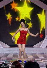 组图：芙蓉姐姐录节目获封偶像 遭男粉丝熊抱