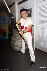 组图：钟镇涛代言原住民乐团比赛手持弓箭摆拍