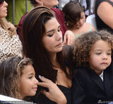 组图：范迪塞尔星光留名 超模女友带两女儿助阵