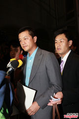 组图：李亚鹏与友人热聊笑容满面 手上婚戒已摘