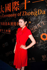 组图：黄奕优雅红裙现身 拒谈骂战将发EP