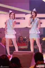 组图：《劲歌金曲》录影 容祖儿米奇装现身BY2献唱