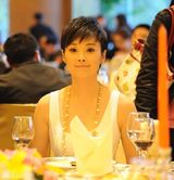 高清图：袁莉获年度慈善明星 清新淡雅显女人味