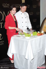 组图：钟楚红低胸性感出席活动 感情事随缘