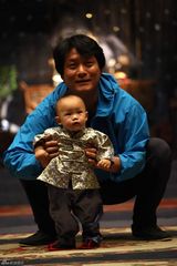 组图：郭靖宇儿子首出镜 岳丽娜携子亮相