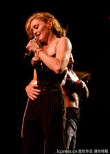 组图：麦当娜上演限制级 边跳边脱蹭猛男