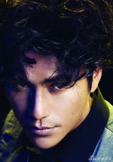 组图：陈坤再登杂志封面 玩转视觉系造型百变