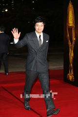 组图：大钟奖颁奖红毯 朴海日笑容亲和