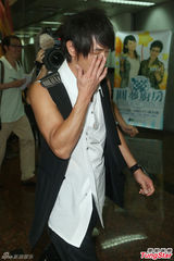 组图：黄品源婚变后首现身 激动落男儿泪