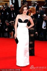 组图：约瑟芬透视装近全裸 和爆乳女星热辣深吻